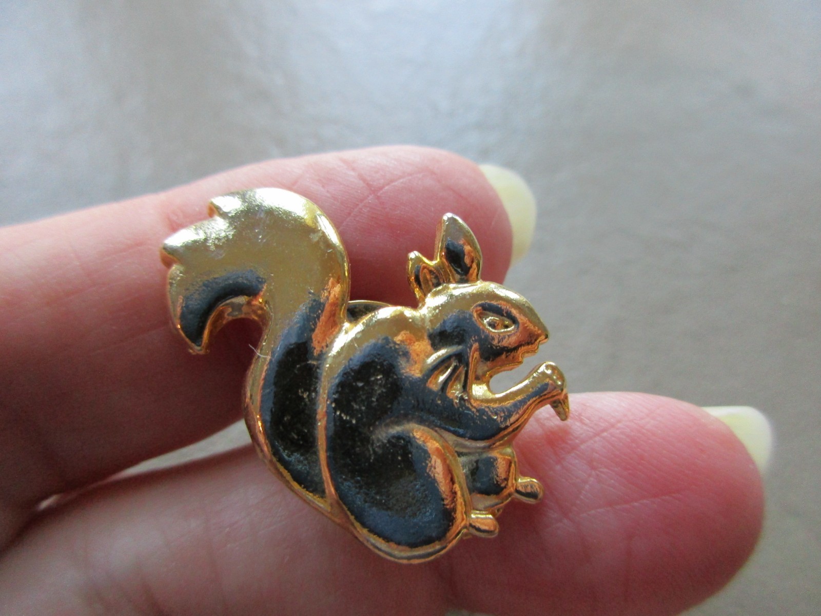 CUTE VINTAGE RETRO GOLD TONE AUTUMN SQUIRREL LAPEL BADGE BROOCH TIE PIN TAC UK