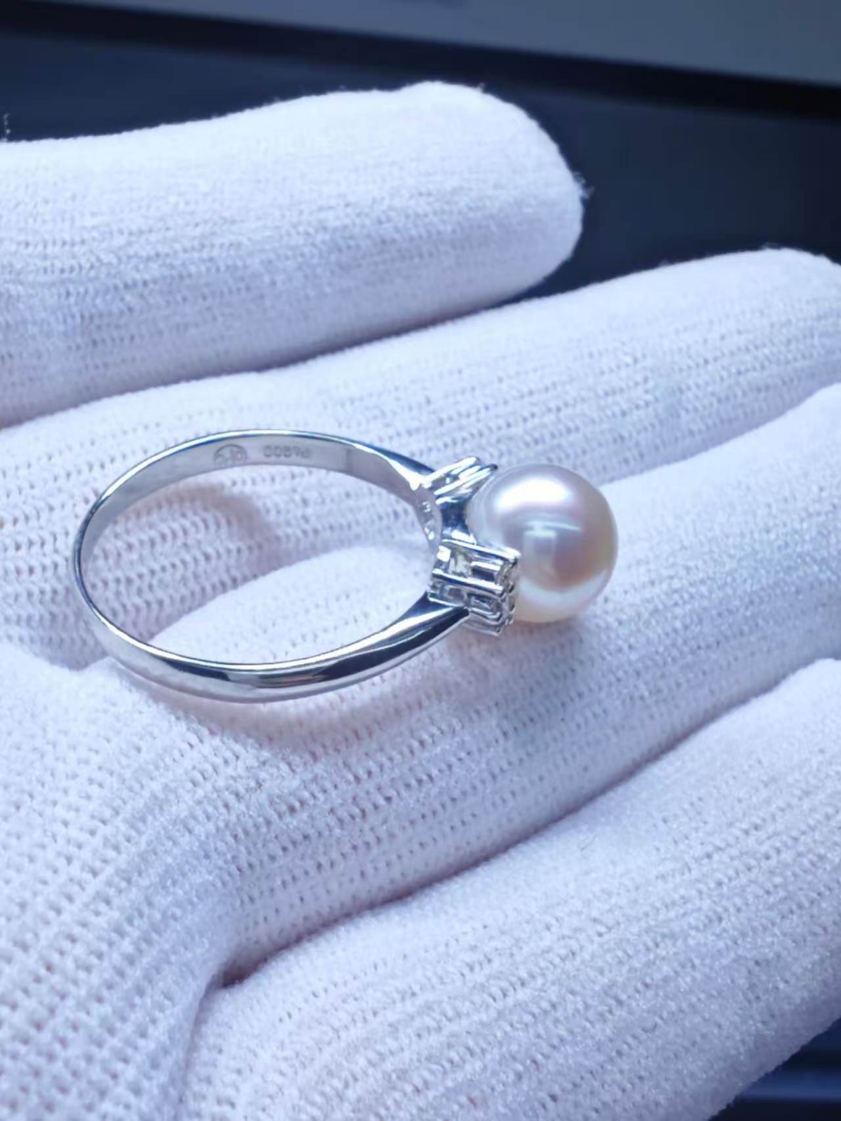 Exquisite 8.6mm Akoya Pearl Ring with Aurora Luster & 0.08ct Diamond in Pt900