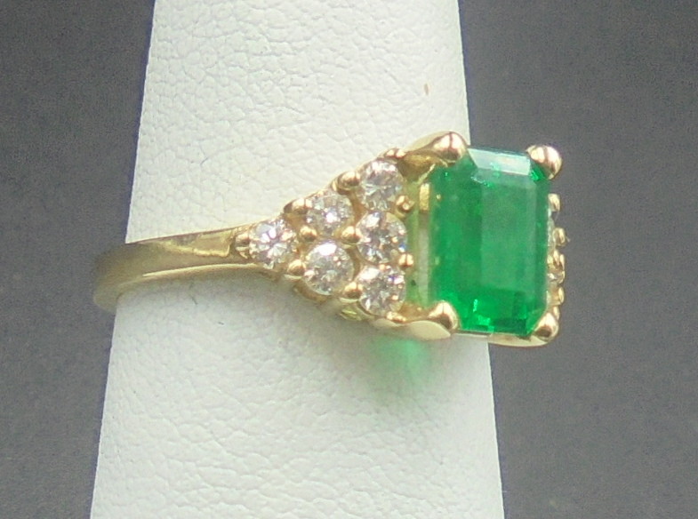 Beautiful Eye Clean Emerald 1.42 ct Ring 14k yellow gold with diamonds AGL