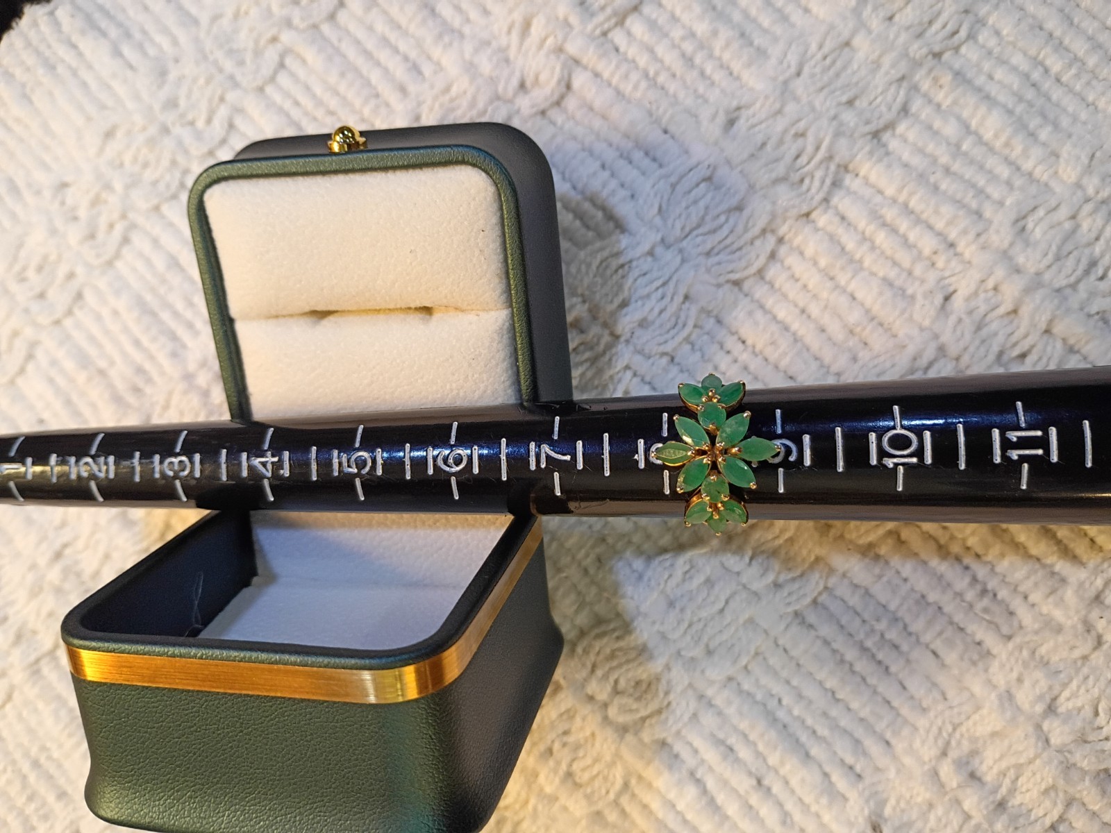 14kt Gold Women’s Marquis Cut Emerald Floral Design Ring Size 8.5