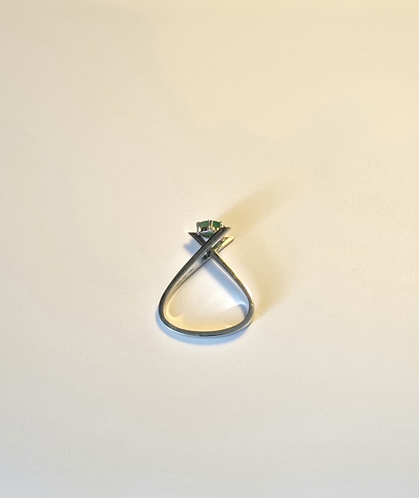 Ladies 18 Carat White Gold & Emerald Ring 4.77g