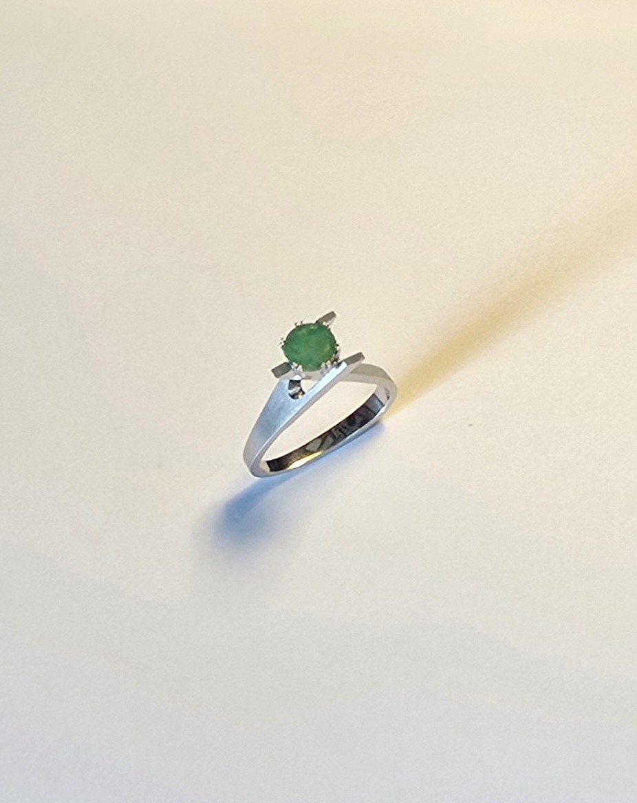 Ladies 18 Carat White Gold & Emerald Ring 4.77g