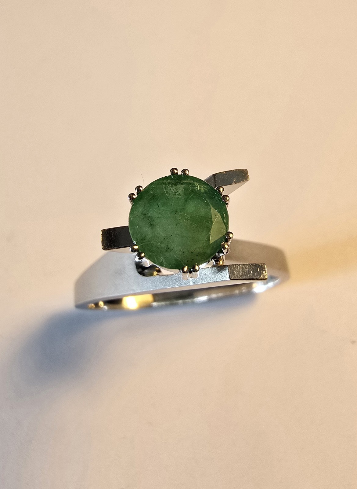 Ladies 18 Carat White Gold & Emerald Ring 4.77g