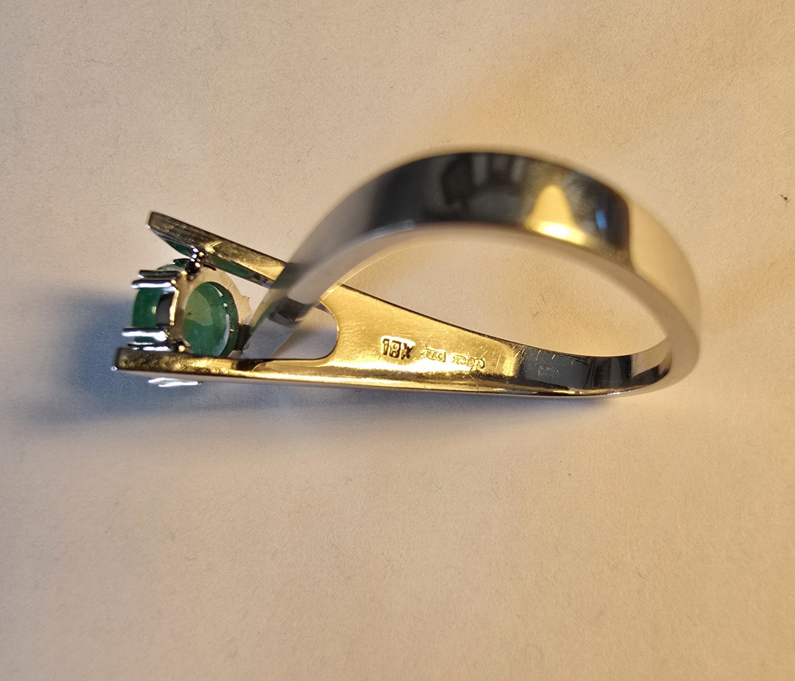 Ladies 18 Carat White Gold & Emerald Ring 4.77g