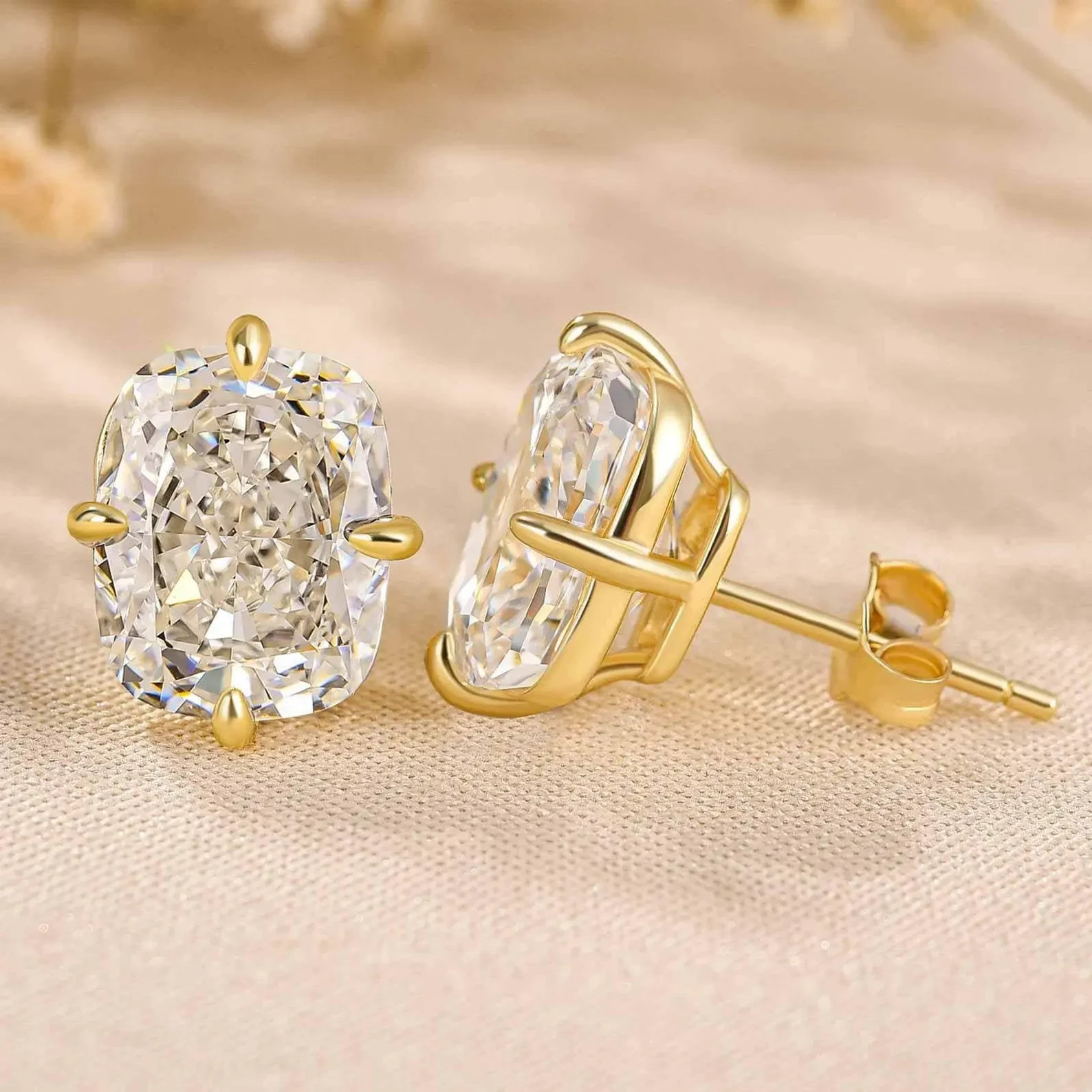 IGI 4 Ct CUSHION-Cut EF/VS1 Lab Grown Diamond Prong Stud Earring 14k Yellow Gold