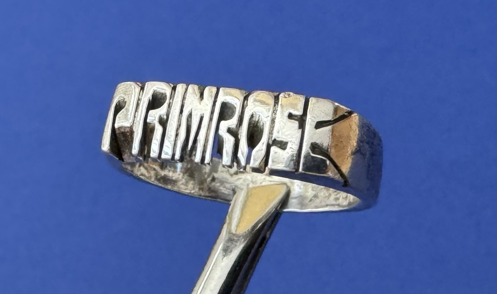 Estate Sale Unbranded 925 Sterling Silver PRIMROSE Letters Size 8 Thin Band Ring