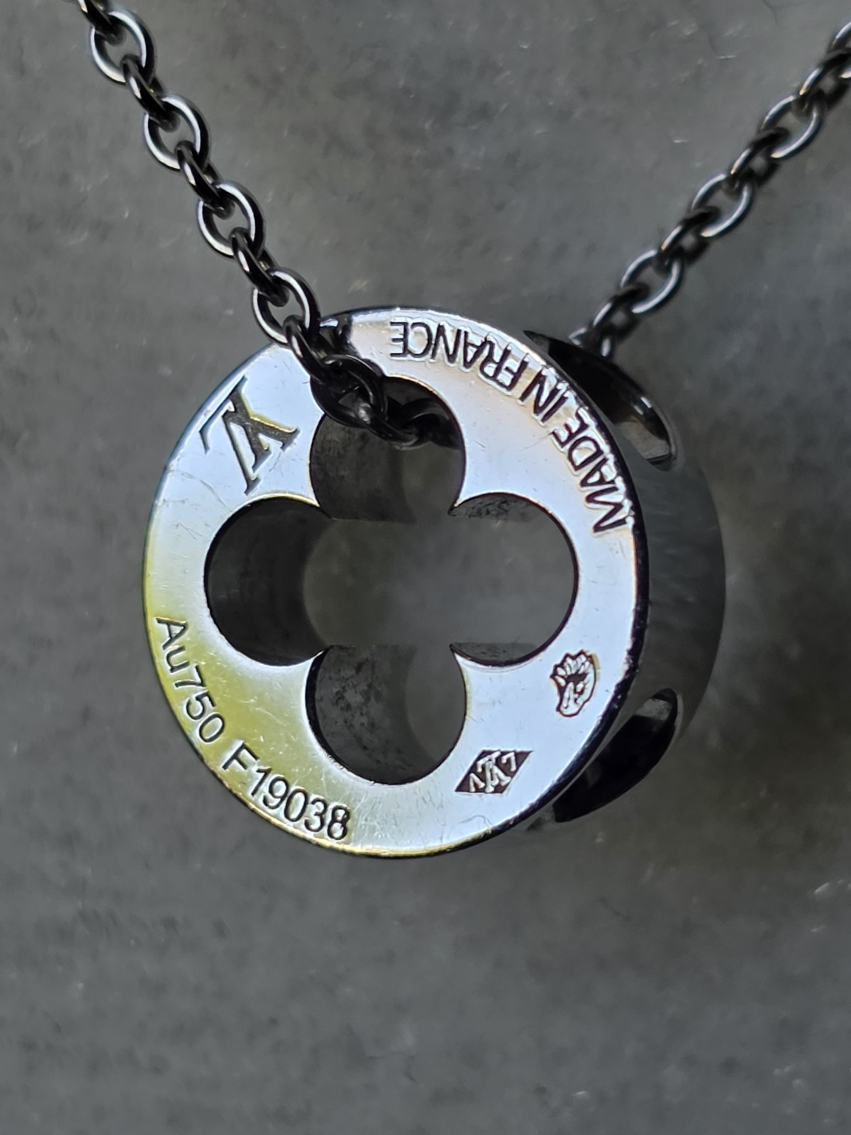 Louis Vuitton 18k White Gold Necklace Preowned Authentic