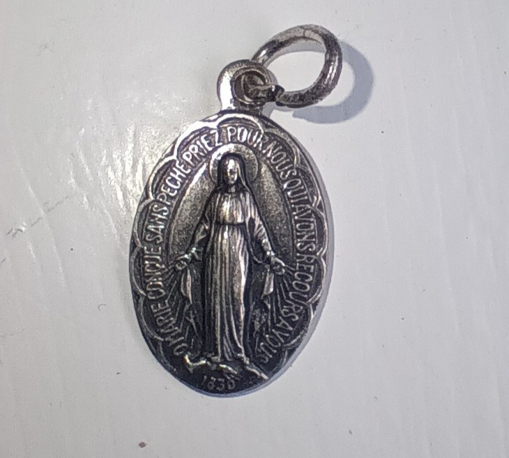 ANTIQUE VINTAGE SILVER TONE 1830 MIRACULOUS MEDAL RELIGIOUS FOB CHARM PENDANT