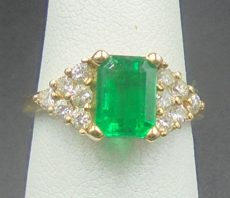 Beautiful Eye Clean Emerald 1.42 ct Ring 14k yellow gold with diamonds AGL