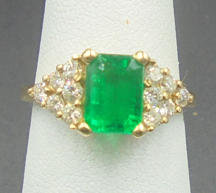 Beautiful Eye Clean Emerald 1.42 ct Ring 14k yellow gold with diamonds AGL
