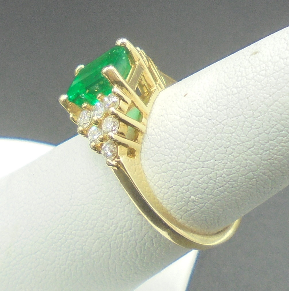Beautiful Eye Clean Emerald 1.42 ct Ring 14k yellow gold with diamonds AGL