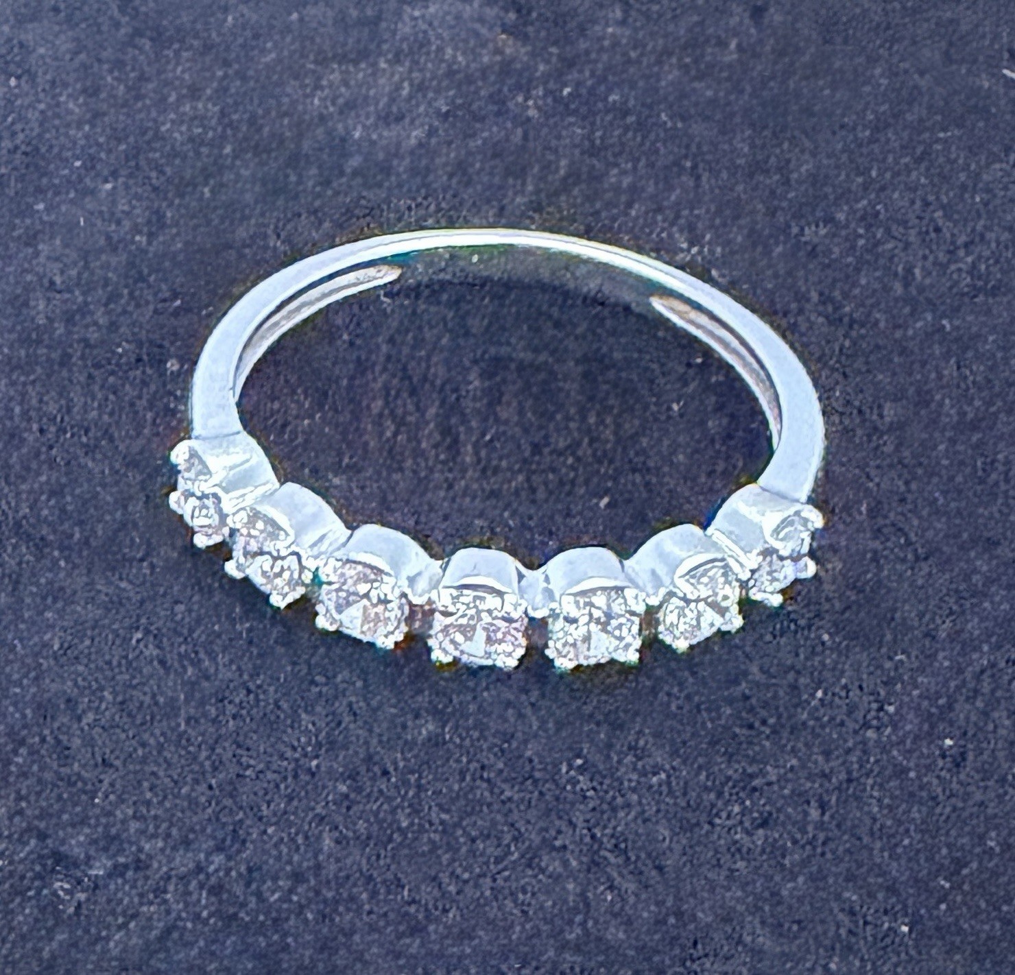 14 K White Gold Ring. Size 7. (total weight 1.9g)