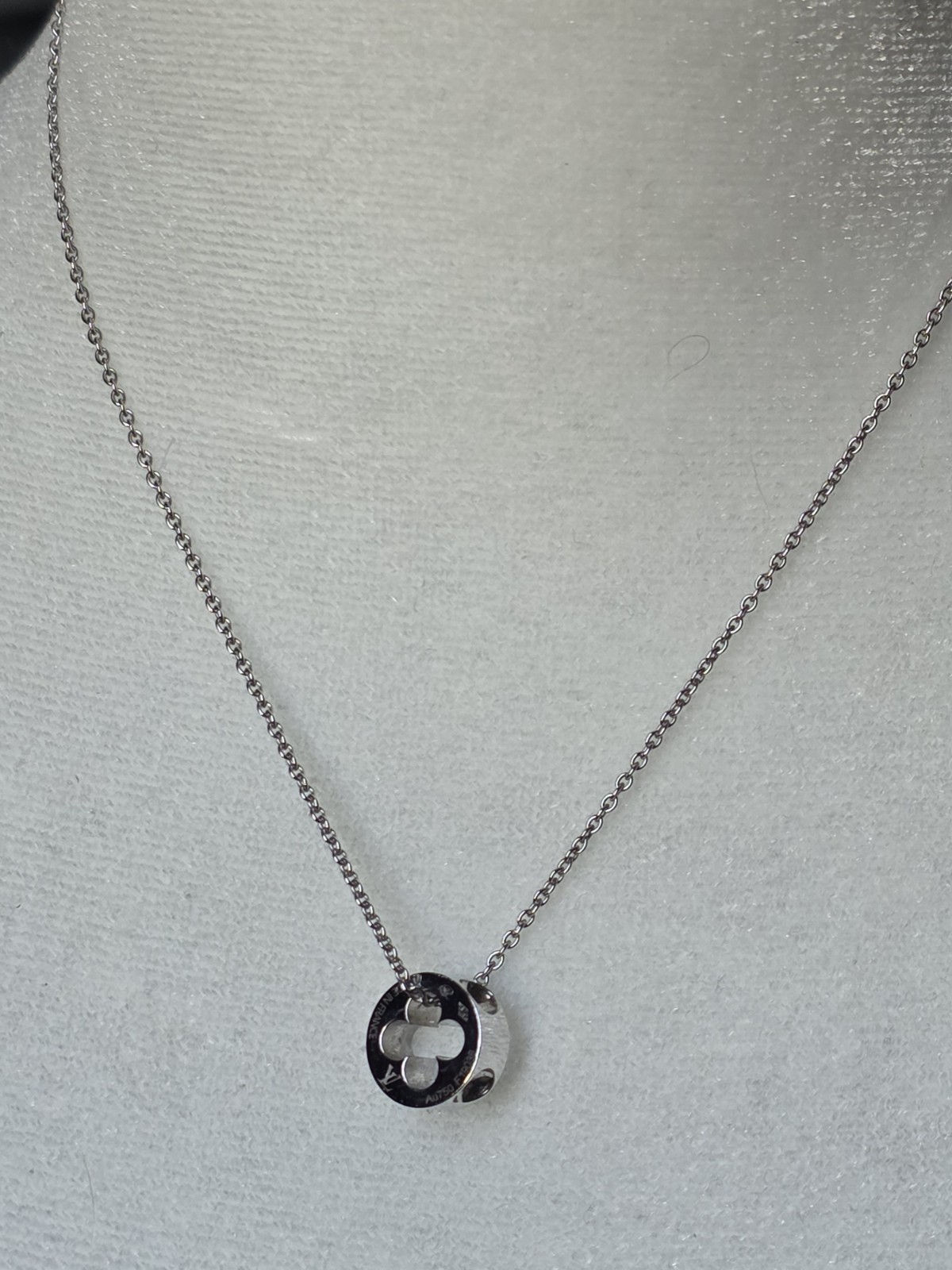Louis Vuitton 18k White Gold Necklace Preowned Authentic
