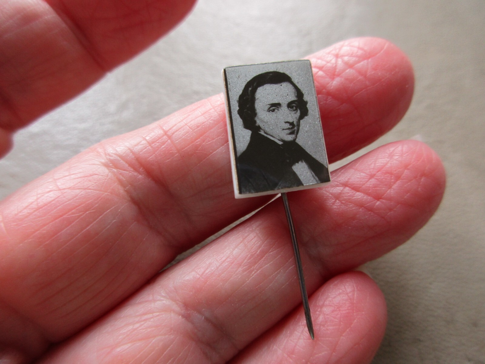 VINTAGE CHOPIN MUSIC COMPOSER PHOTO PLASTIC TILE LAPEL STICK PIN BROOCH BADGE